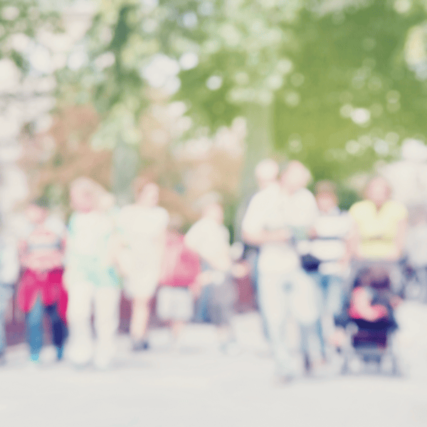 Groupe de personnes, enfants, adultes et personnes agées promenant dans un parc